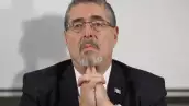 El candidato presidencial guatemalteco para el partido Semilla, Bernardo Arevalo, habla durante una conferencia de prensa antes de celebrar los resultados de la segunda vuelta presidencial en su sede en la Ciudad de Guatemala, el 20 de agosto de 2023. El sorprendente favorito Bernardo Arevalo fue llevado a la victoria en las elecciones presidenciales de Guatemala el domingo, con su mensaje anticorrupción disparando a los votantes cansados. (Foto de Luis ACOSTA / AFP)