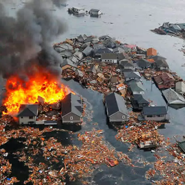 Varias casas son arrastradas por el flujo del agua en la ciudad de Natori, al noreste de Japón.