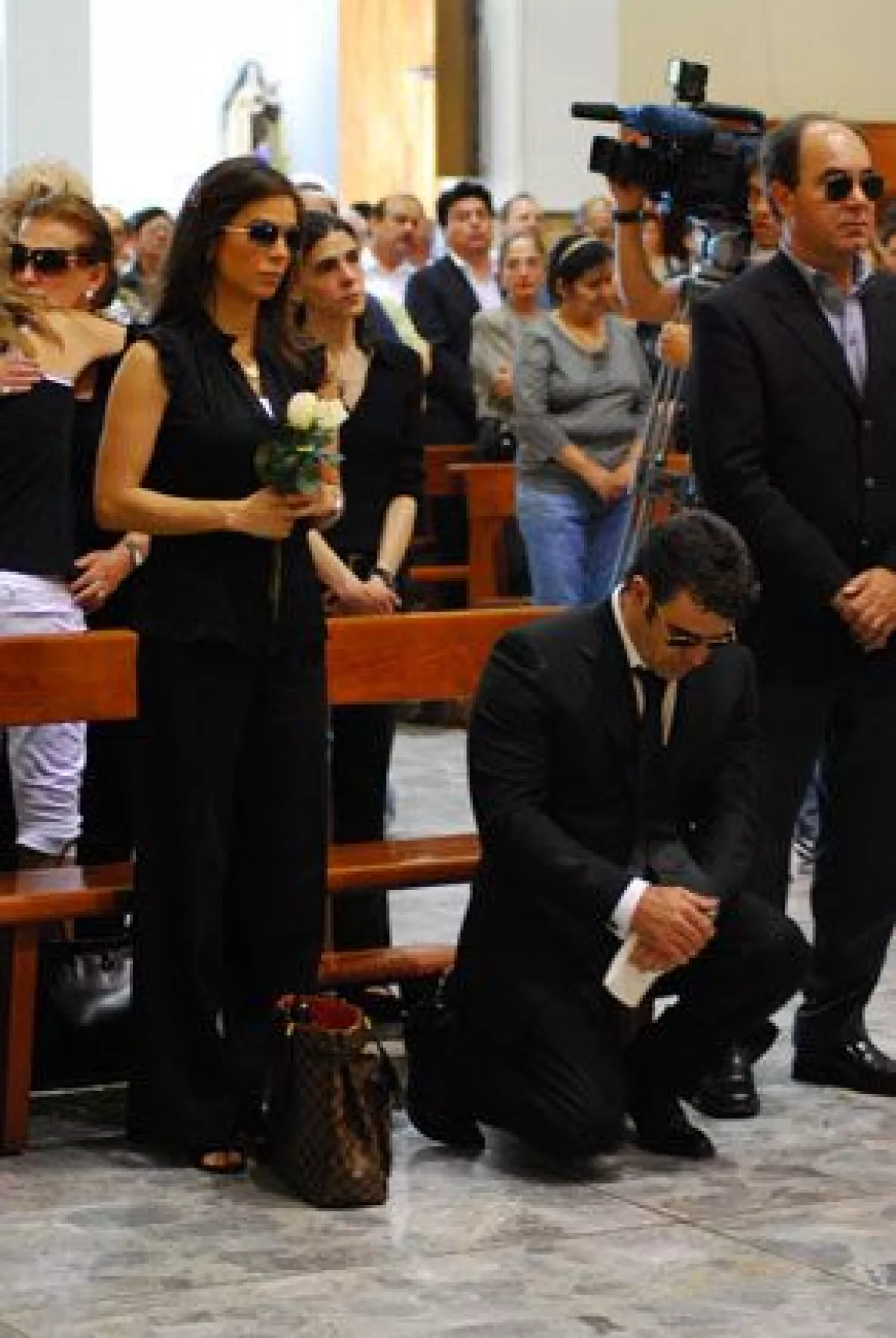 Los restos del actor y torero serán puestos en una urna en la Basilica de Guadalupe en la Ciudad de México, hoy familiares y amigos le dieron el último adiós en una misa de cuerpo presente.