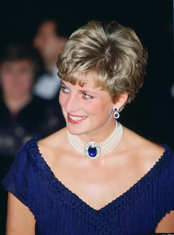 La princesa Diana usando los aretes de zafiro doble en una visita a Canadá en 1991.