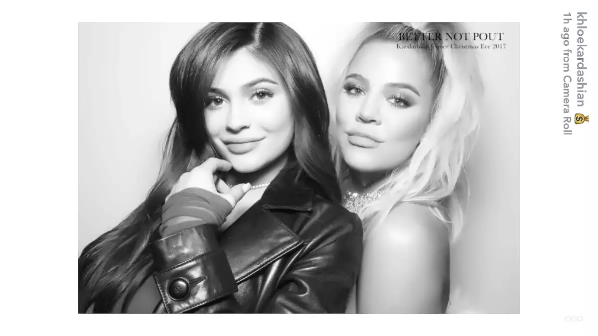 Kylie Jenner y Khloé Kardashian en la fiesta de Navidad 2017
