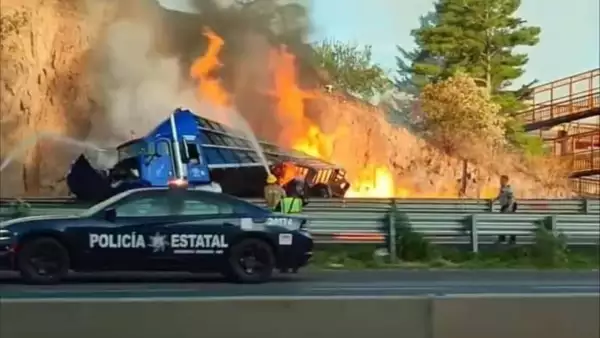 Accidente en Arco Norte provoca tráfico; un tráiler y una pipa chocan y se incendian
