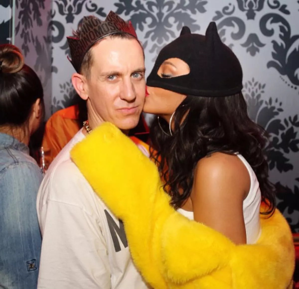 Riri no perdió la oprtunidad para besar al diseñador.