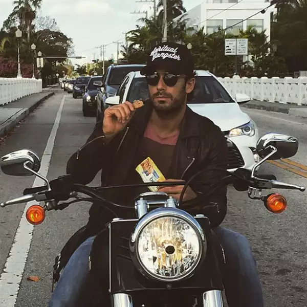 Aarón Díaz compartió su secreto para no sufrir por el tráfico. ¿Cuál es? Esta moto.