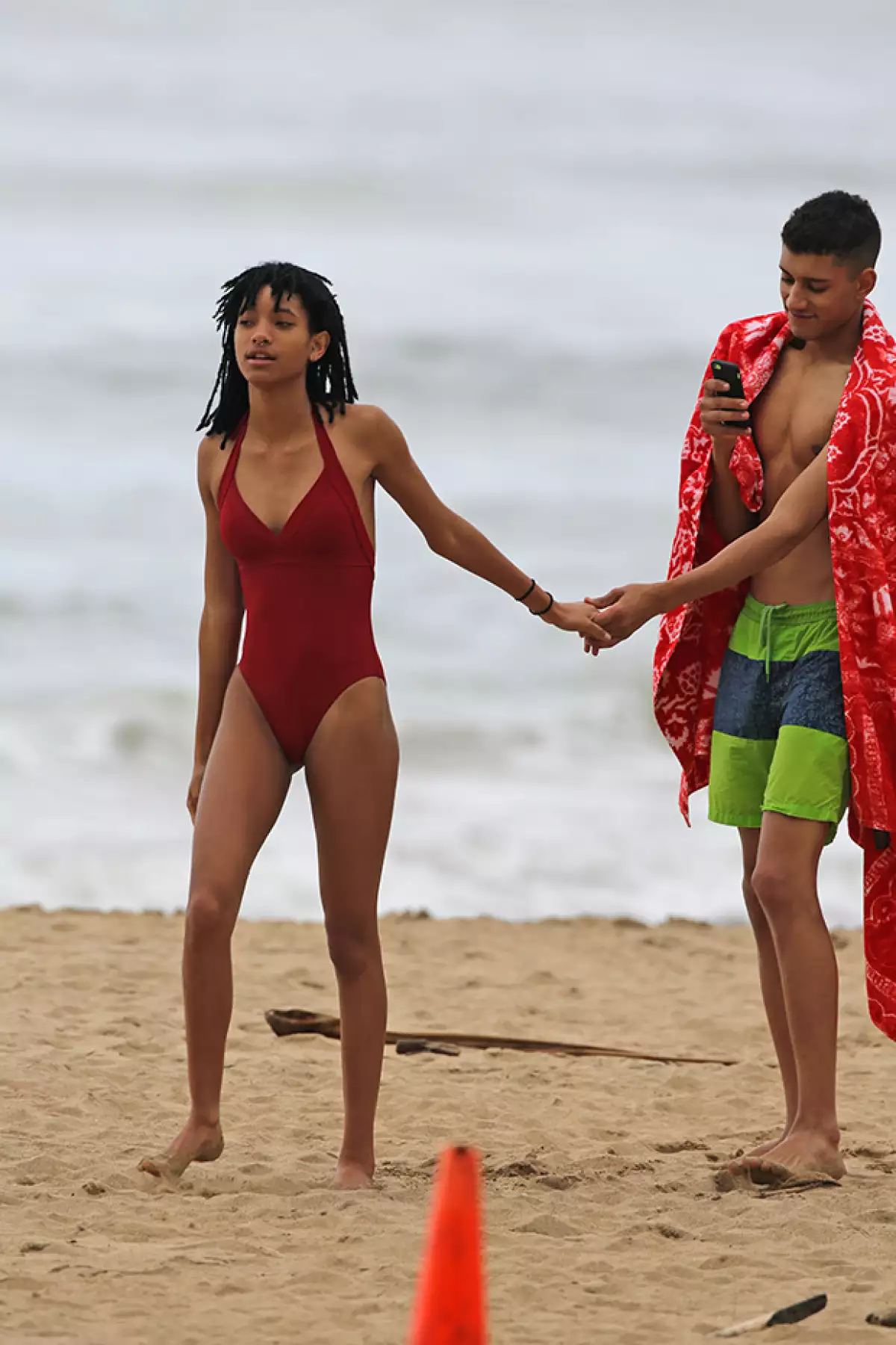 La joven de 15 años fue vista muy cariñosa con el músico Tyler Cole, lo que ha despertado rumores de un romance.