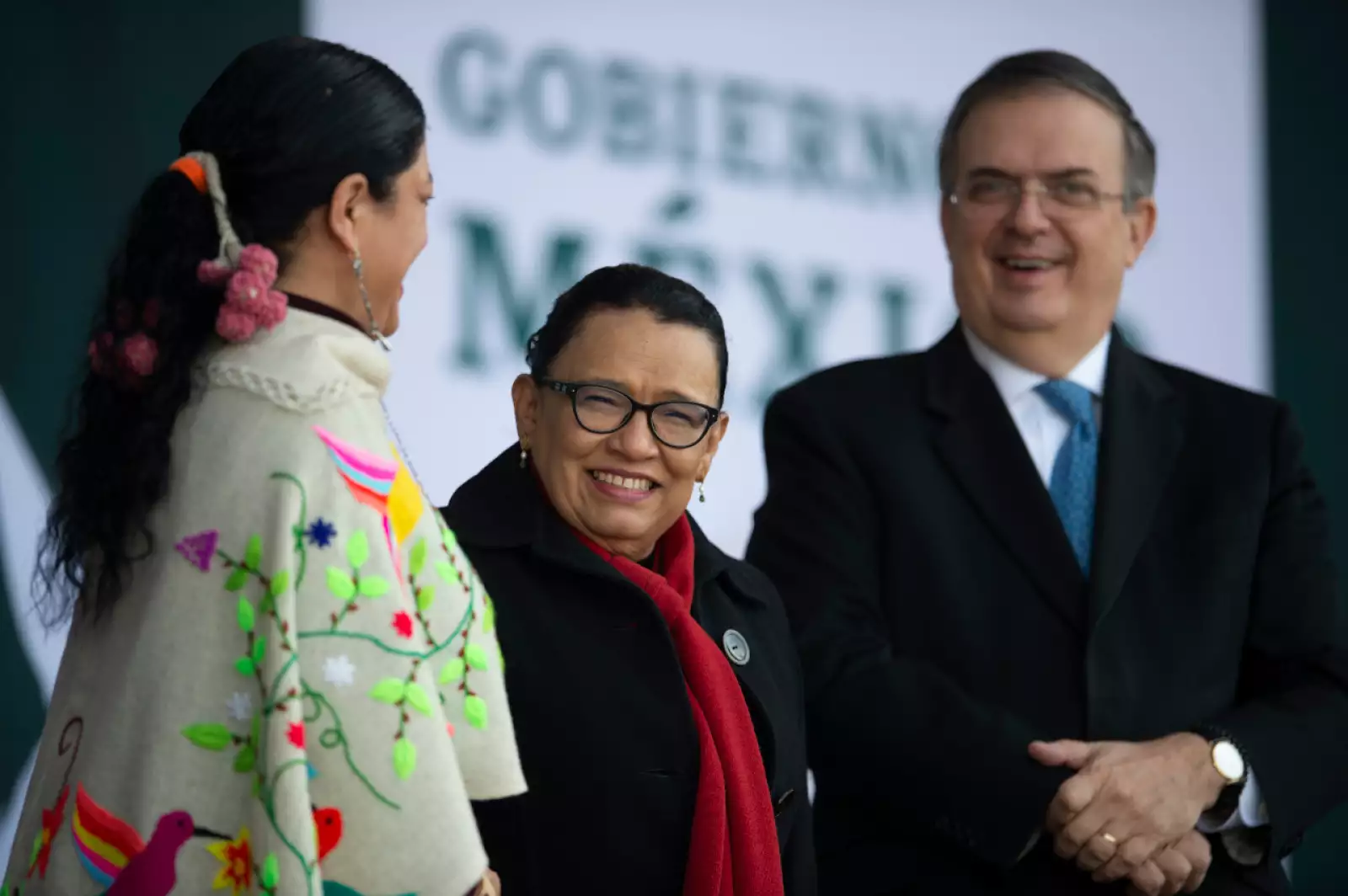 Ebrard y otros