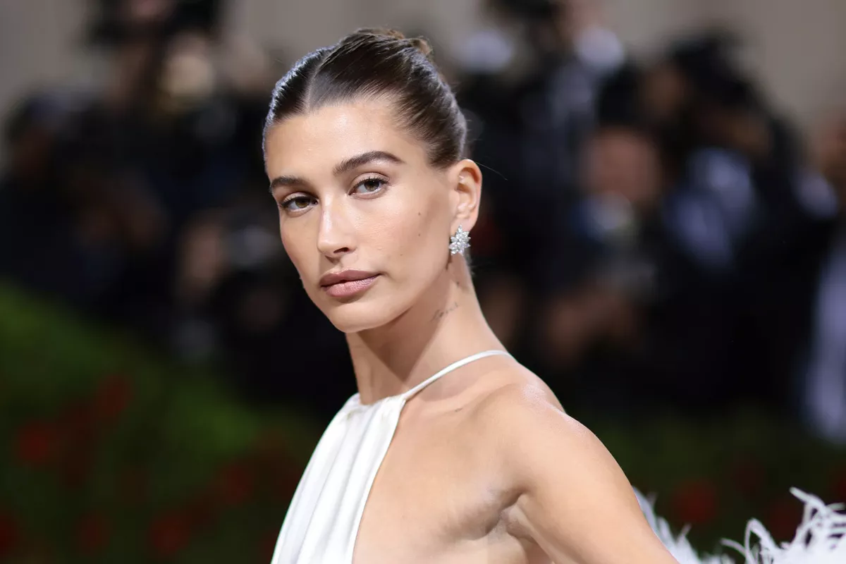 Hailey Bieber línea de cuidado para la piel es demandada
