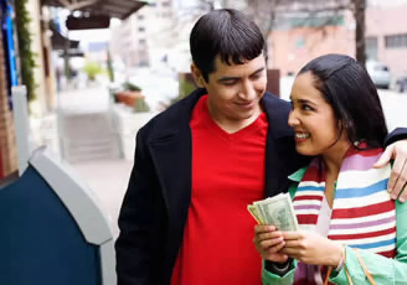 Las parejas pueden identificar conflictos y vacíos en su compatibilidad económica con este libro. (Foto: Jupiter Images)