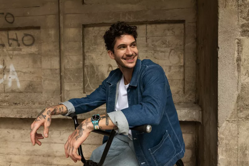 Matthias Dandois, campeón mundial de BMX e integrante de Swatch Proteam luce el modelo ISHTAR de la colección Swatch x JEAN-MICHEL BASQUIAT.