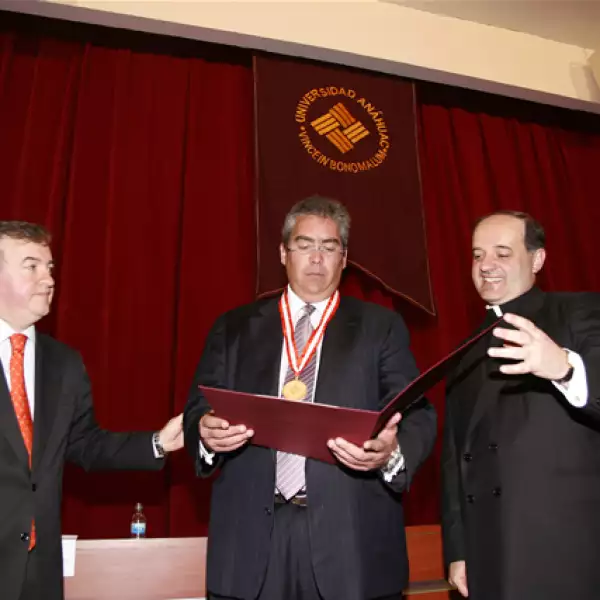 Medalla Anáhuac  a José Antonio Alonso