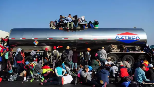 IRAPUATO, GUANAJUATO, 11NOVIEMBRE2018.- Miles de migrantes continúan la caravana hacia el norte del país. Esta madrugada salieron de Querétaro caminando y subiéndose a los trailers para llegar al albergue ubicado en el DIF de Irapuato, mañana partirán hacia Guadalajara.
FOTO: DIEGO SIMÓN SÁNCHEZ /CUARTOSCURO.COM