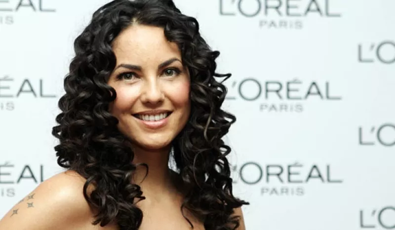 La actriz y novia del guapo cantante chileno finalmente acepta que se encuentra pasando uno de los momentos más felices de su vida personal.