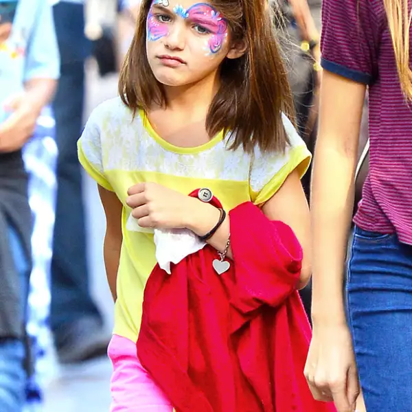 Aunque Suri pareció divertirse, tal parece que en algún momento del día se enojó con Katie Holmes.