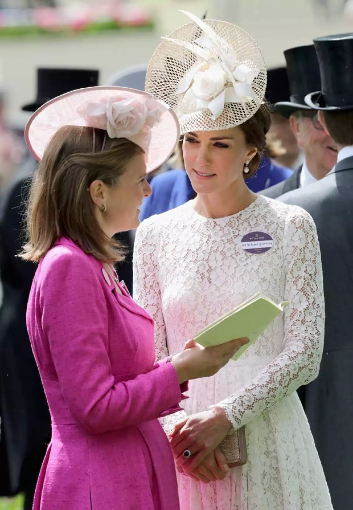 Ella estaba con una amiga conversando y de repente hizo un movimiento que generó controversia.