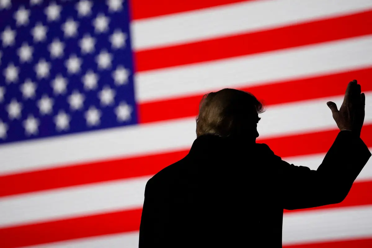 El expresidente de los Estados Unidos, Donald Trump, hace un gesto durante un mitin en Conroe, Texas, EE. UU., el 29 de enero de 2022.