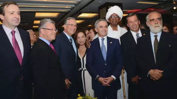 Personalidades como Josefina Vázquez Mota, Ricardo Salinas Pliego y Diego Fernández de Ceballos se reunieron para festejar los 18 años del programa de Sergio Sarmiento que transmite TV Azteca.