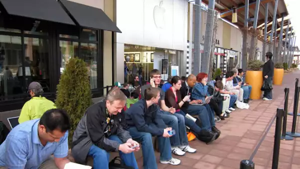 Muchos miran sus teléfonos celulares y computadoras mientras esperaban la salida de la iPad 2, en la tienda de Apple en Boulder, Colorado.