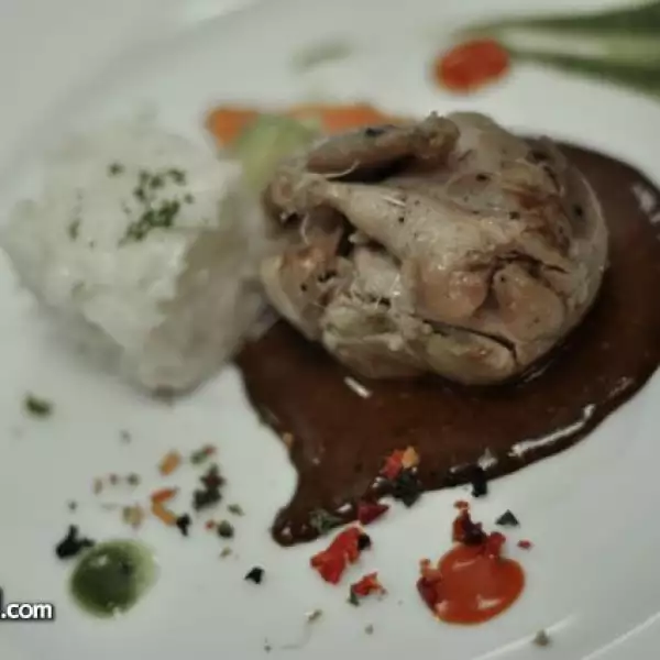 Codorniz Rellena de Frutos Secos con mole de nueces ahumadas y arroz al pulque