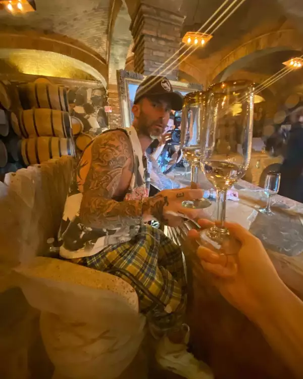 Adam Levine y Behati Prinsloo su historia de amor en fotos