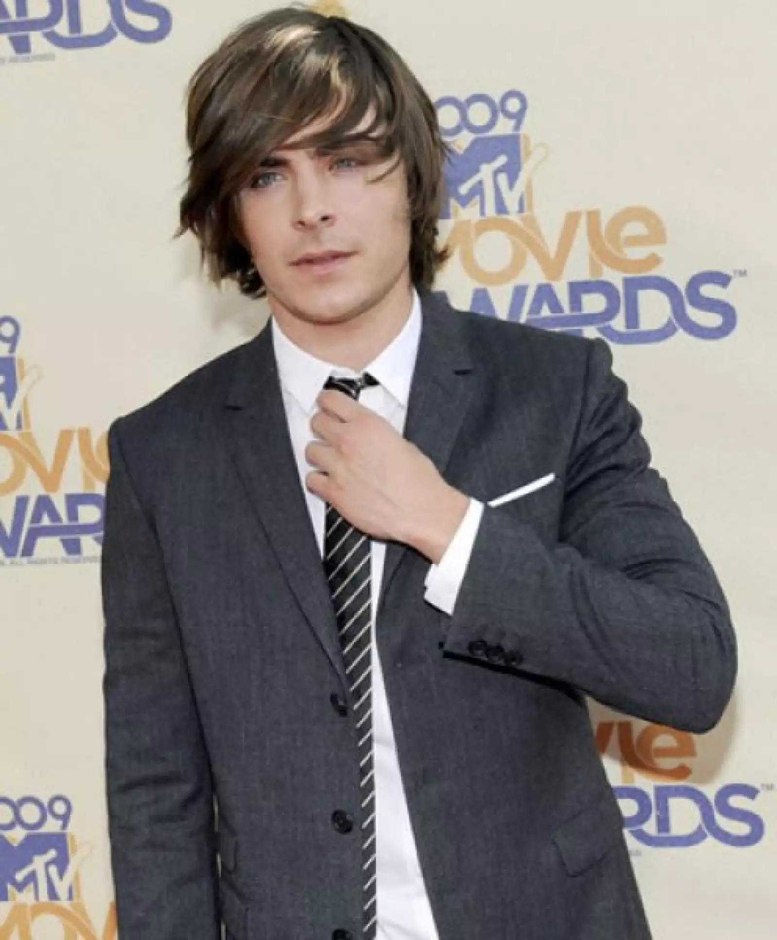 (2009. 22 años) En 2006 comenzó una relación con su compañera de reparto Vanessa Hudgens -en 2008 Fox News Channel los consideró `La pareja favorita del año´-, aunque decidieron terminar su relación en 2010.