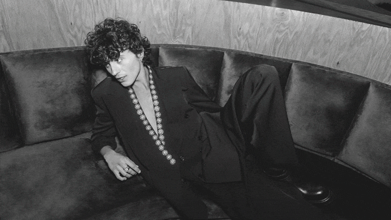 Foto del actor mexicano Fernando Cattori, en la CDMX, vestido de Dolce&Gabbana.