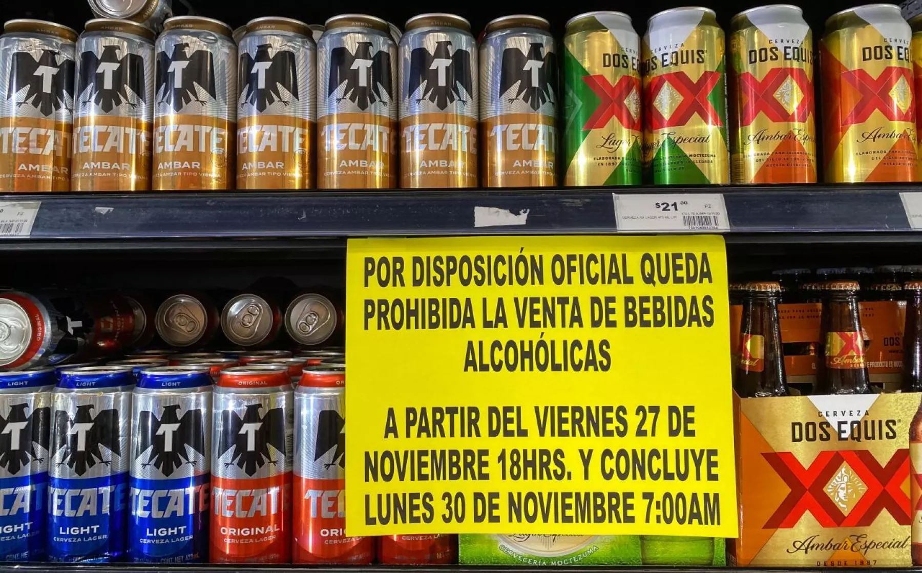 Con mensaje en productos con alcohol supermercado, avisa a los clientes sobre medidas de ley seca.

