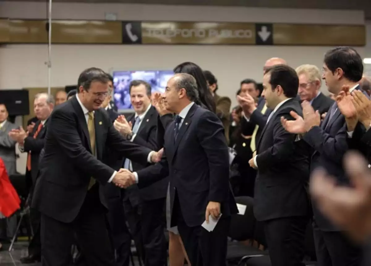 Marcelo Ebrard y Felipe Calderón se saludaron con un cordial apretón de manos.