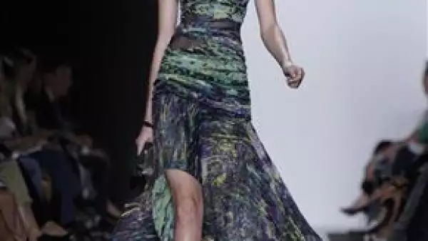 El sector de la moda se puso el jueves su traje más espectacular para iniciar la Semana de la Moda en Nueva York, en la que intentará conquistar a un público en recesión.