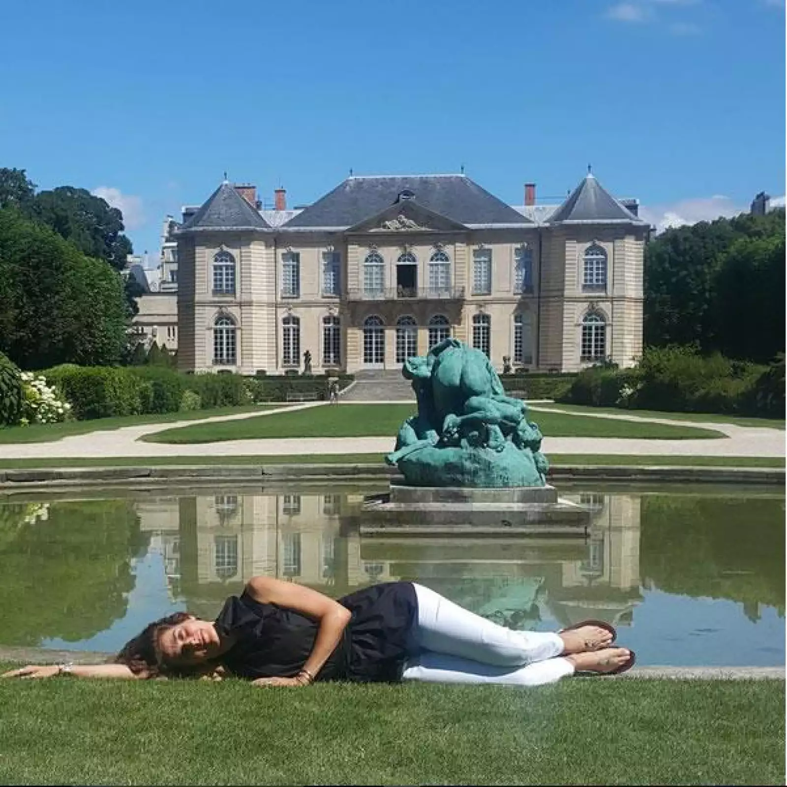 Paola Saad en París. Básico de verano: jeans blancos.