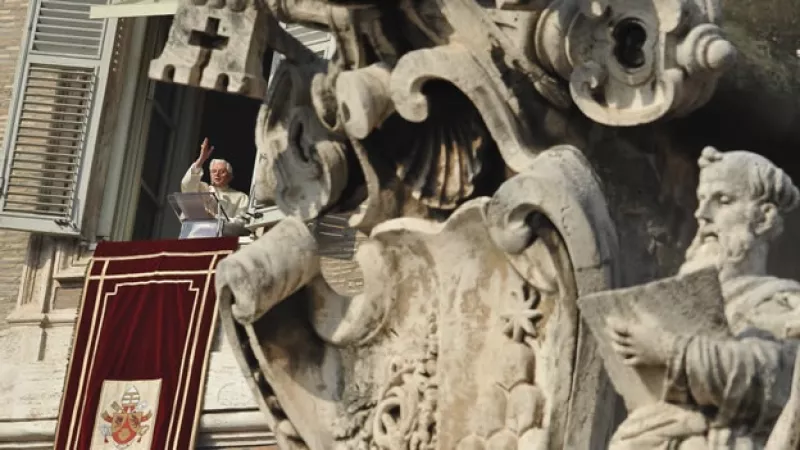 El papa saluda a seguidores en El Vaticano