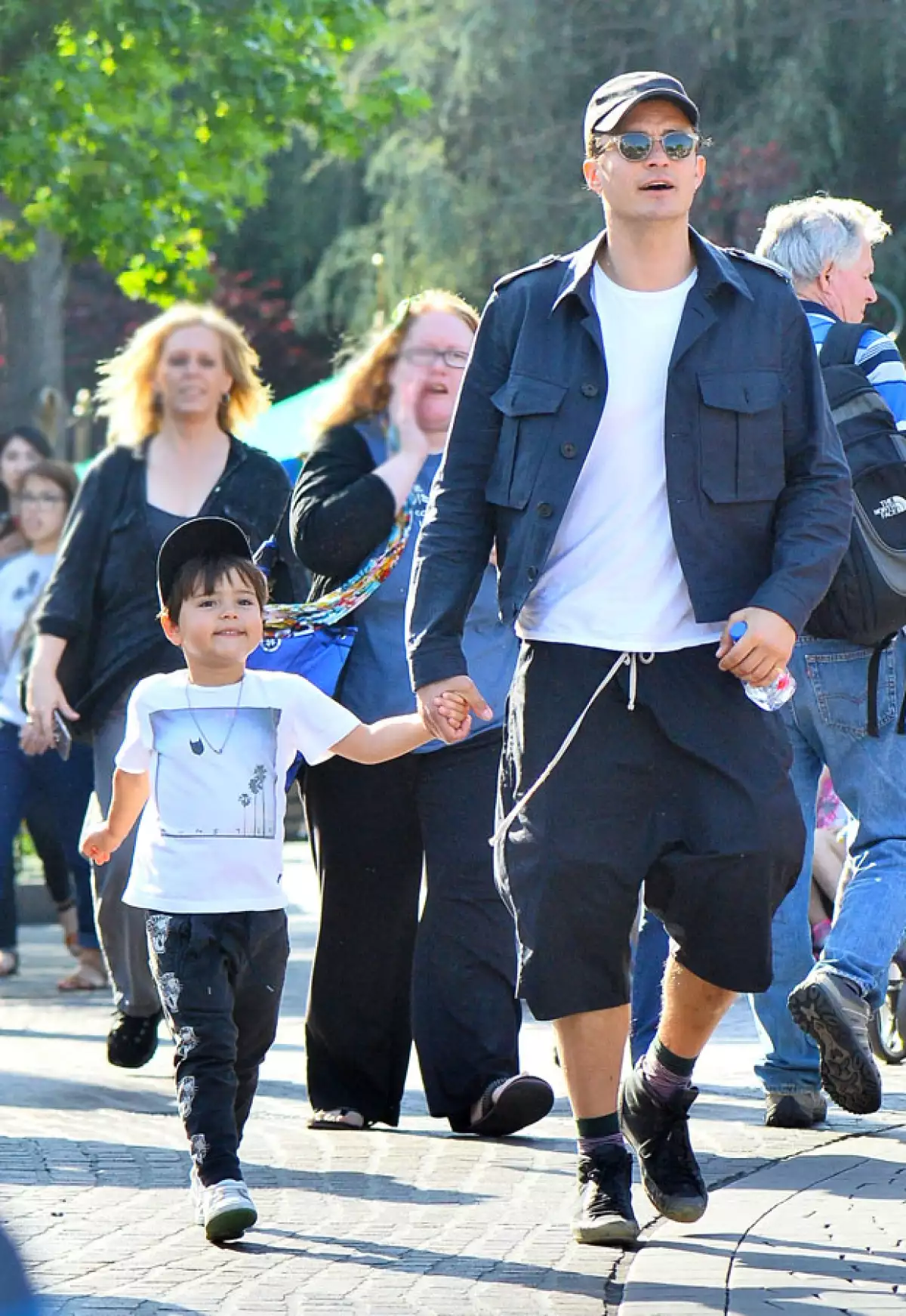 El actor llevó a su hijo, fruto de su matrimonio con su ex Miranda Kerr, al famoso parque de diversiones donde ambos dejaron salir su varonil street style y también su lado más cariñoso.