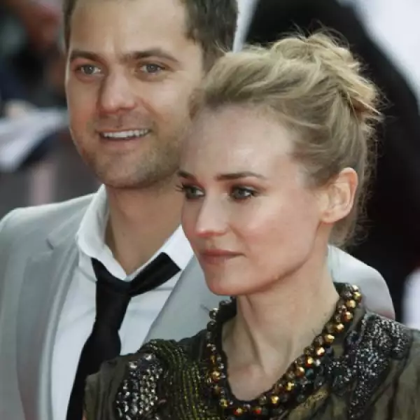 Diane desfilló por la alfombra con su supuesto novio Joshua Jackson.