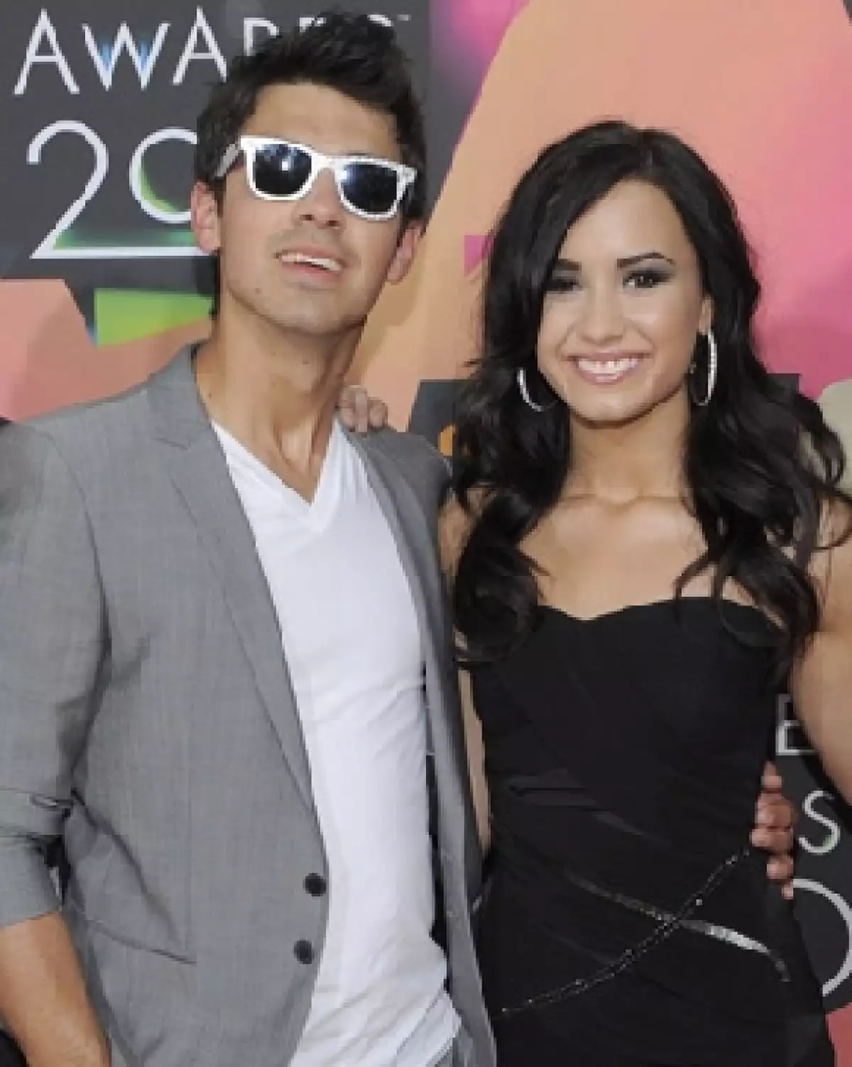 La joven anunció vía Twitter que su relación con el Jonas Brothers terminó. Además, aclaró que el rompimiento no fue vía telefónica y que sigue solterísima.