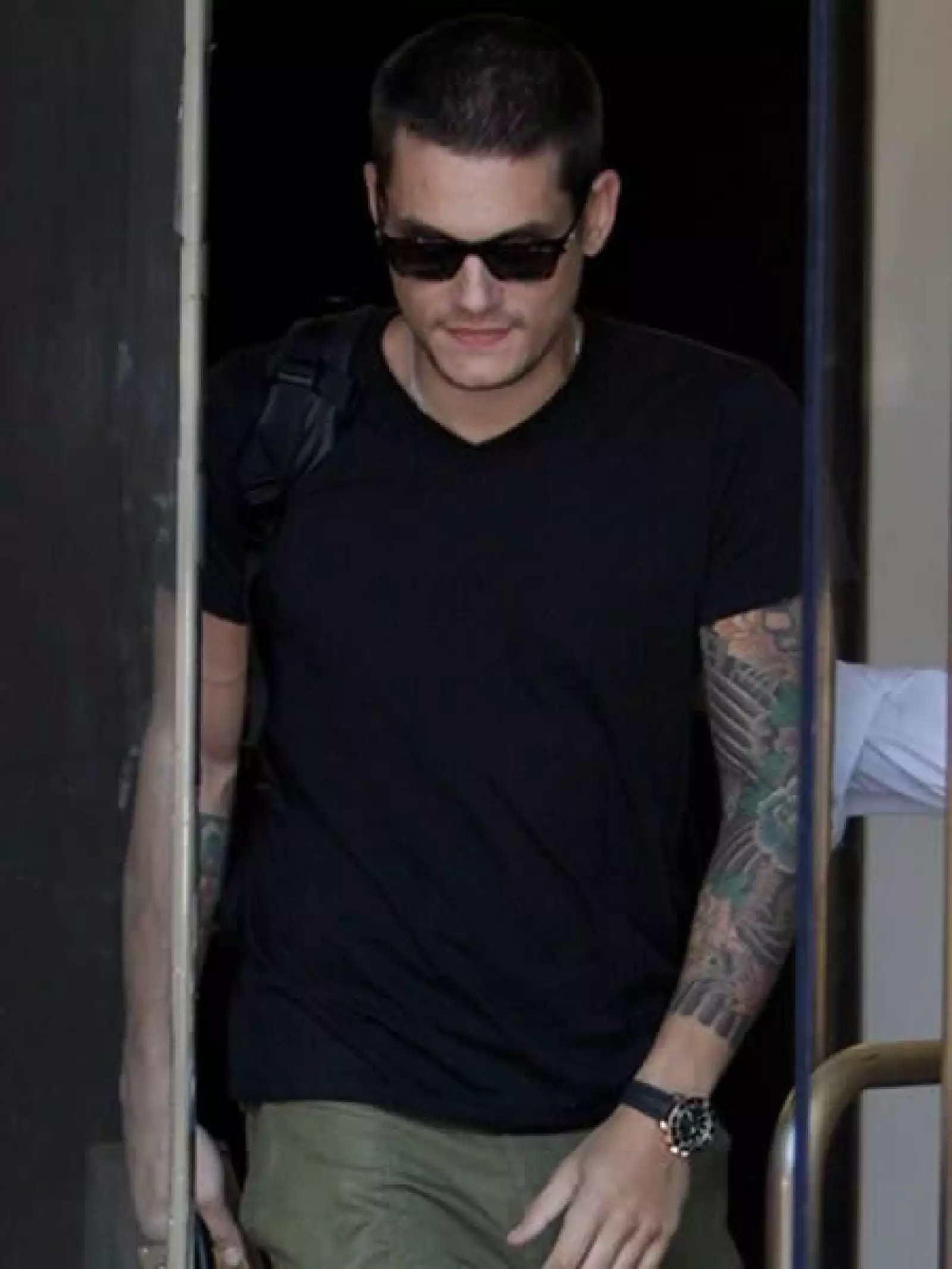 John Mayer tiene una larga colección de tatuajes. Todo el brazo izquierdo tiene un detallado diseño que mostró por primera vez después de un viaje a Japón, de ahí que se crea que se lo hizo en la ciudad oriental. Además, el ex de Jennifer Aniston tiene la