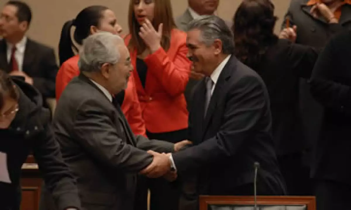 Sergio García –izq- abundó que en diciembre de 2012 reiteró al presidente del IFE -der-su decisión de separarse del órgano. (Foto: Notimex)