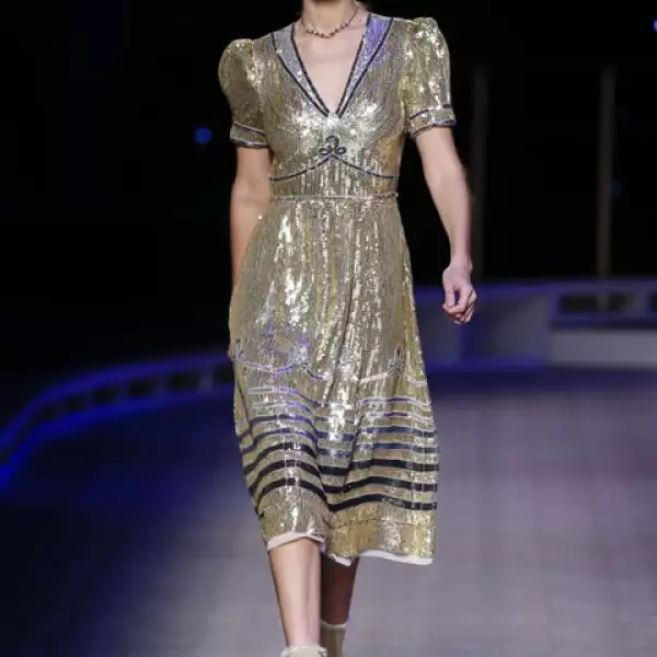 Gigi cerró el desfile con un vestido de lentejuelas.