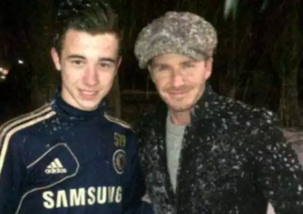 La imagen de David con un miembro del equipo juvenil del Chelsea.