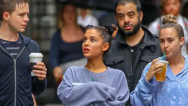 Ariana Grande se toma un momento para compartir con sus amigos