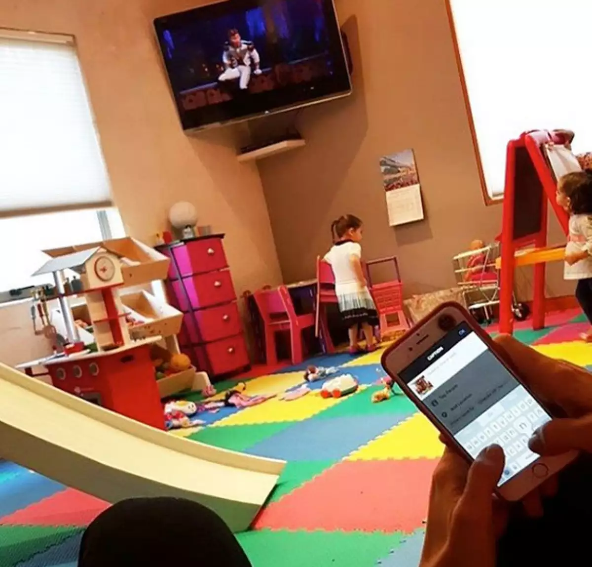 La conductora de 36 años confirmó en diciembre del 2015 que estaba embarazada por tercera ocasión y ahora es su esposo el que parece revelar el sexo del bebé.