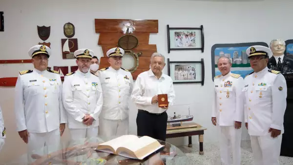 AMLO y la Marina.jpeg
