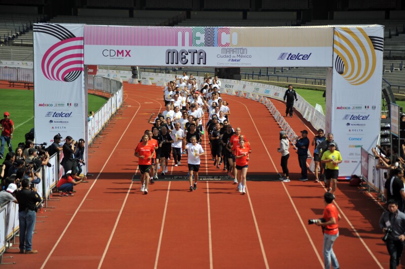 Encargados de los relevos entrando al Estadio Olímpico Universitario.