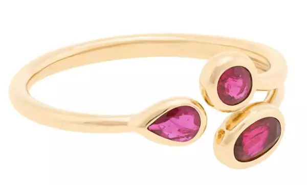 Las piezas son de oro, y cuentan con gemas como rubies y esmeraldas.