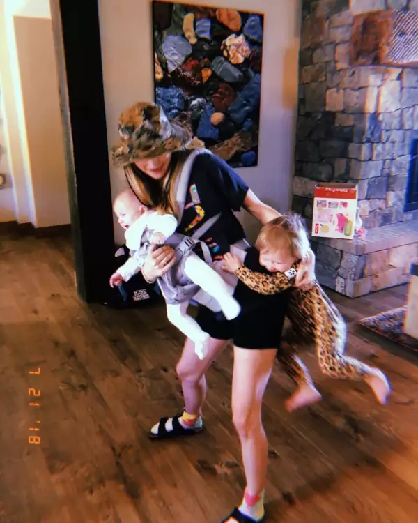 Adam Levine y Behati Prinsloo su historia de amor en fotos
