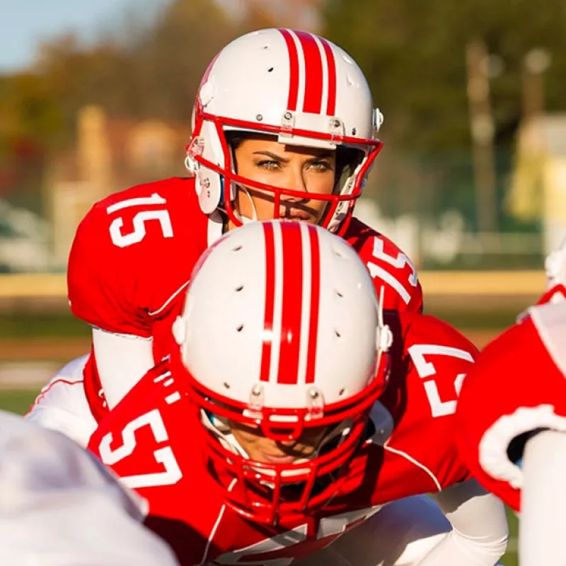 En verdaderos uniformes de americano es como las top models de la firma de lencería se dejan ver en un teaser de lo que será su sexy comercial.