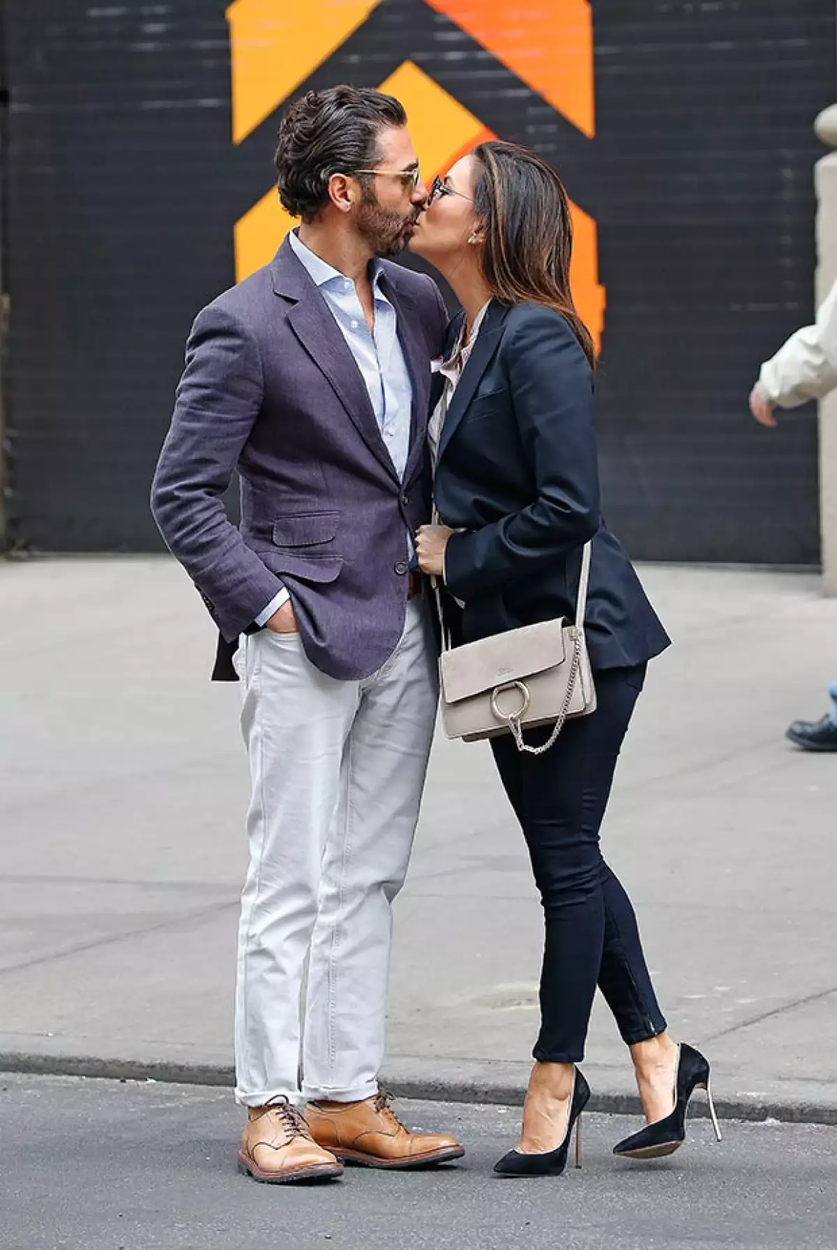 La pareja fue fotografiada en medio de besos y muestras de cariño, afuera del Public Theatre, tras ver el musical "Hamilton".