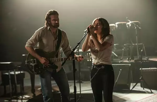 Lady Gaga y Bradley Cooper lucen muy enamorados en A Star Is Born