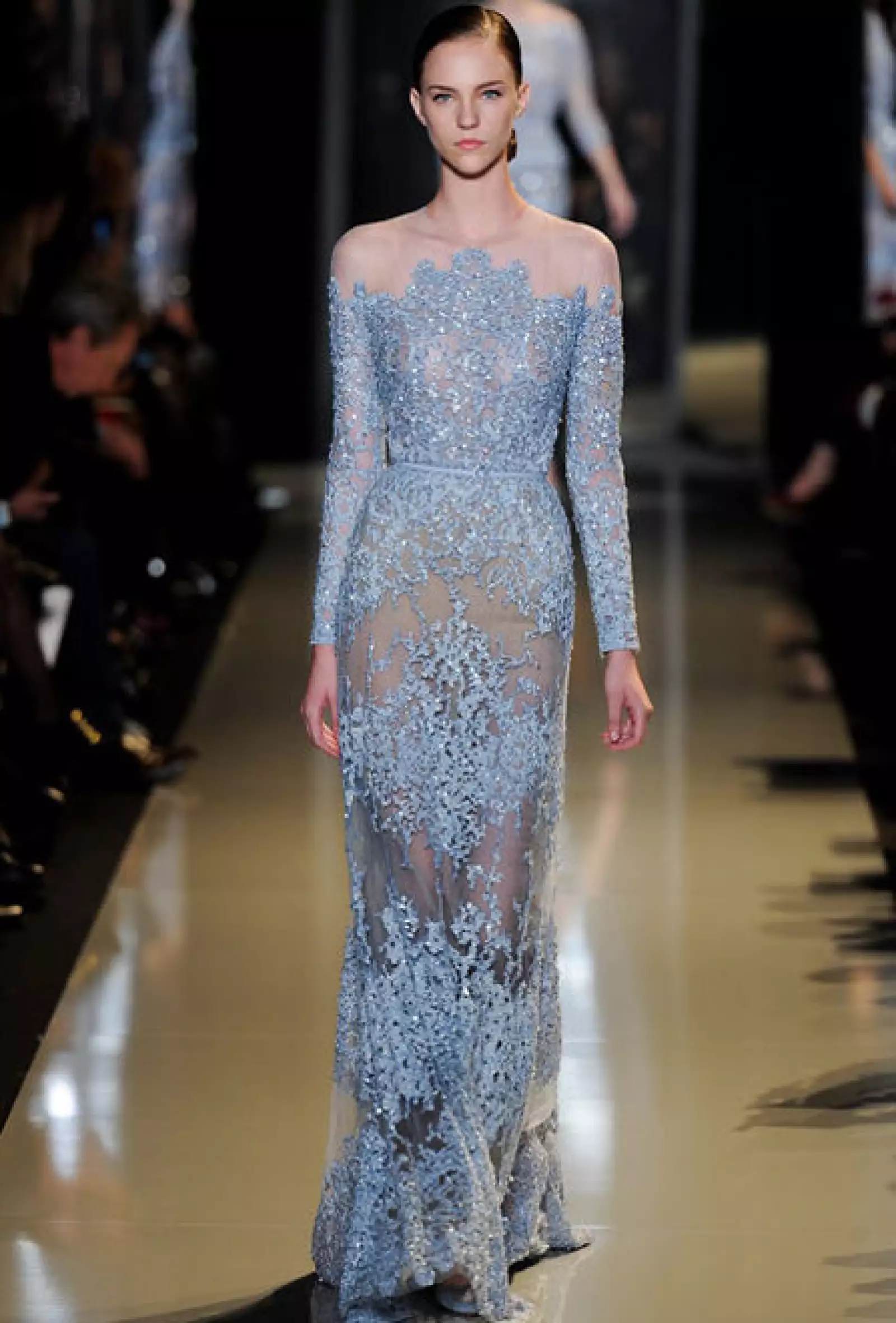 Utilizó transparencias y bordados en exquísitos materiales.