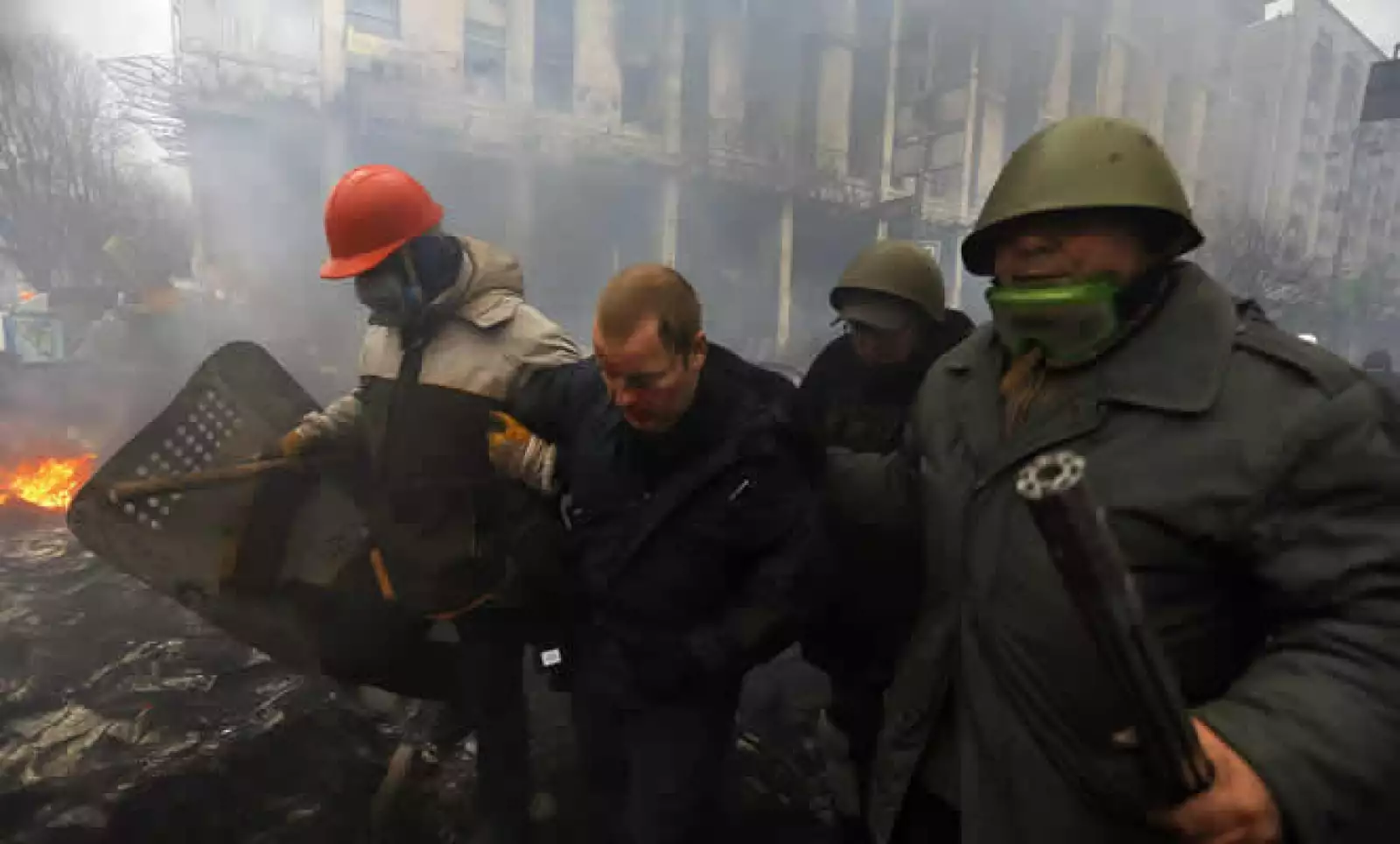 Se registraron tres horas de combates en la Plaza de la Independencia, que fue nuevamente capturada por manifestantes antigubernamentales.