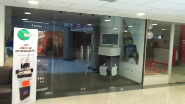 En la plaza también hay locales de otras compañías como, Adecco y Tu Casa Express, o el salón de belleza vecino de la ‘MacStore’.