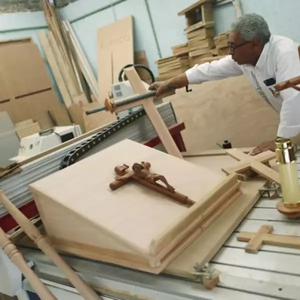 Estos son algunos de los objetos de madera que adornarán la visita papal a la capital del país.